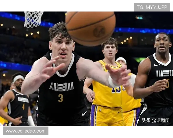 东里三分失准却逆转胜利夯夯维亚表现惊艳湖人三笔引援成就巨大成功